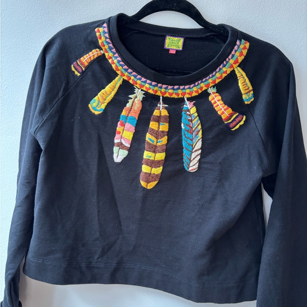 Black cropped Sweatshirt with colorful embroidered feathers